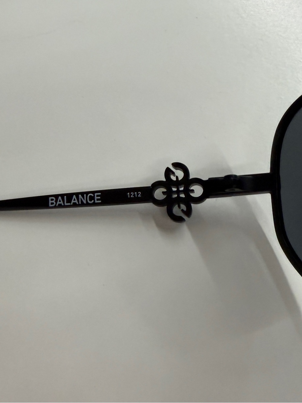 QUAY x GUIZIO Balance Sunglasses
Matte Black Metal Frame Dark
Smoke Lens - Picture 11 of 14